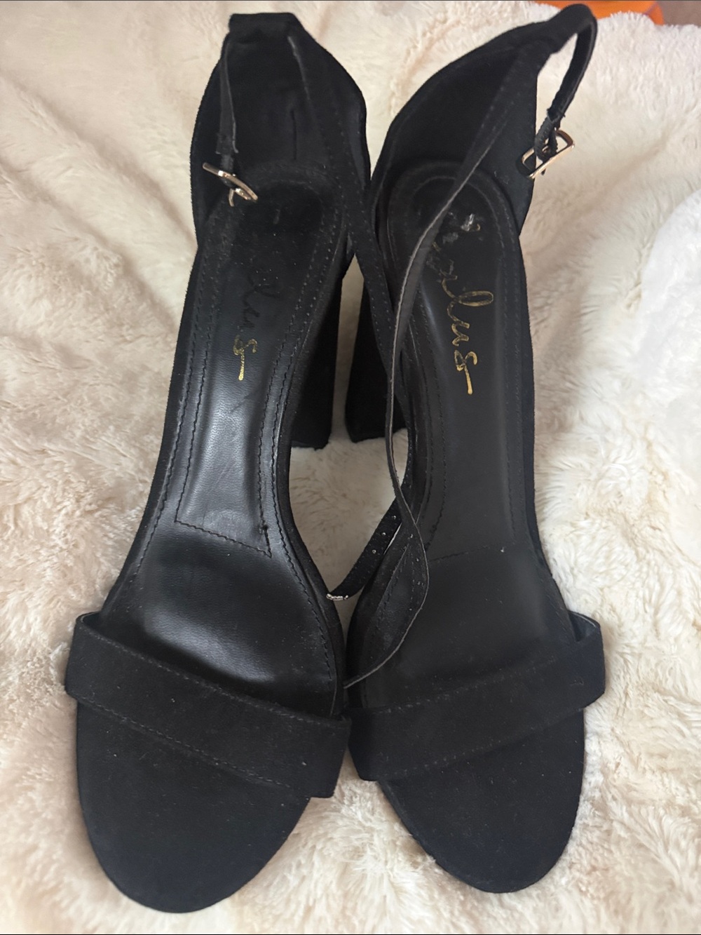 Very nice Lulus sandals, size 8.